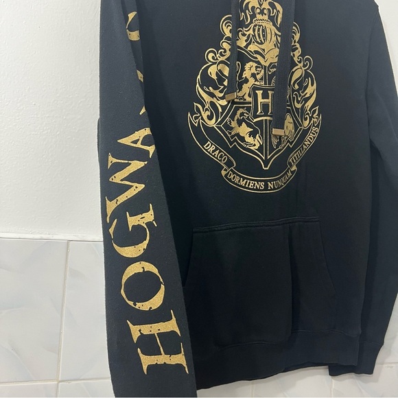 Harry Potter Hogwarts Crest Sweatshirt Hoodie XS Wizarding World Limited Edition - Picture 3 of 11